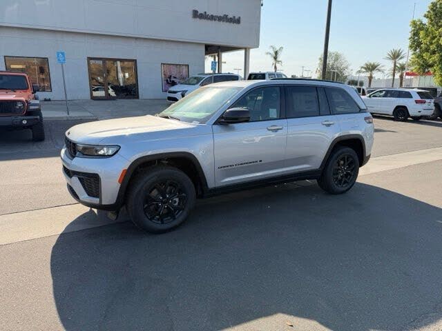 2026 Jeep Grand Cherokee Laredo Altitude