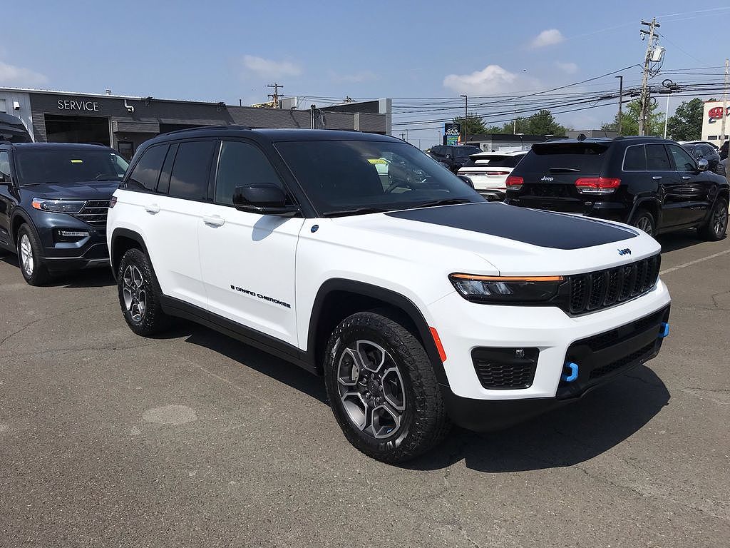 2023 Jeep Grand Cherokee 4xe 2.0L 4WD Trailhawk w/ Dual Pane Panoramic Sunroof & Nav