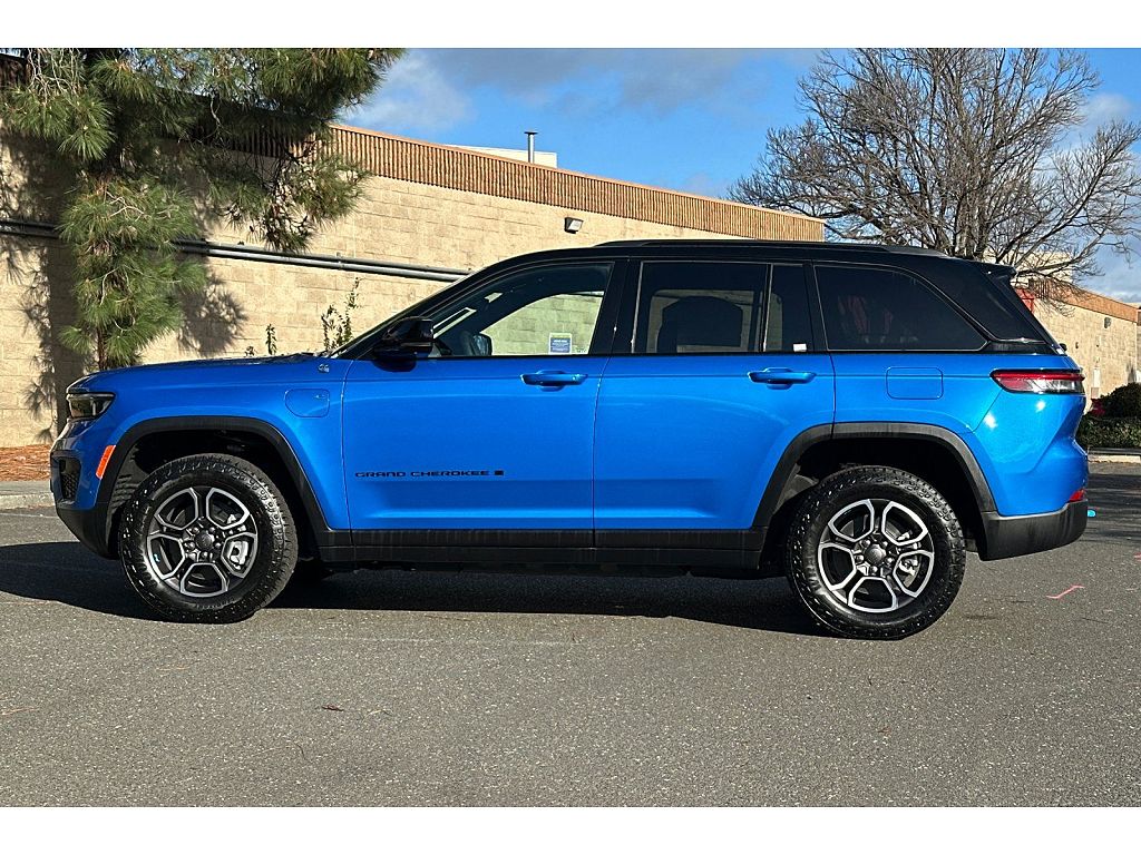 2023 Jeep Grand Cherokee Trailhawk CARB State Package
