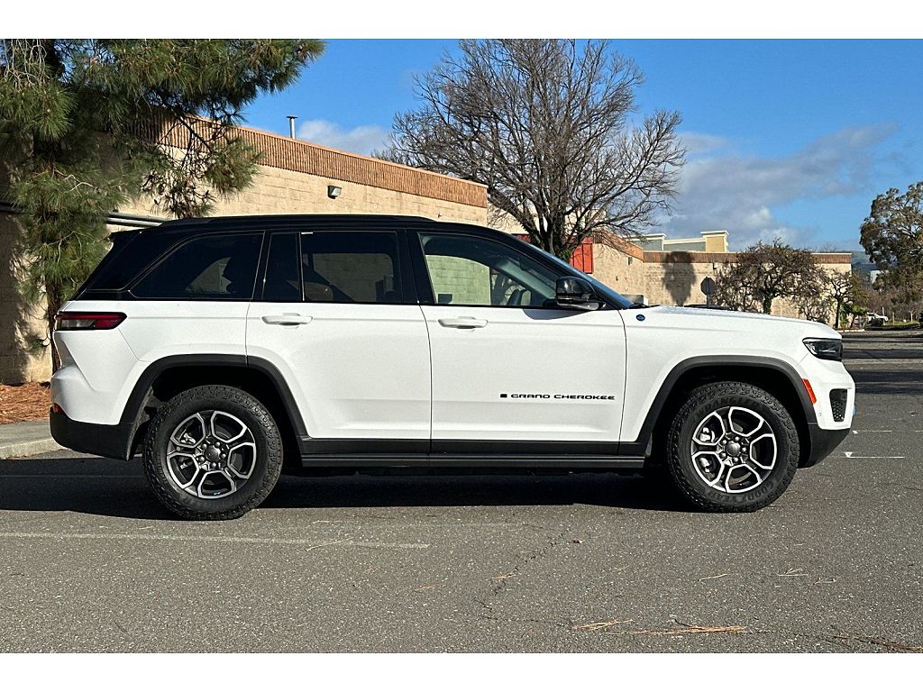 2023 Jeep Grand Cherokee Trailhawk CARB State Package