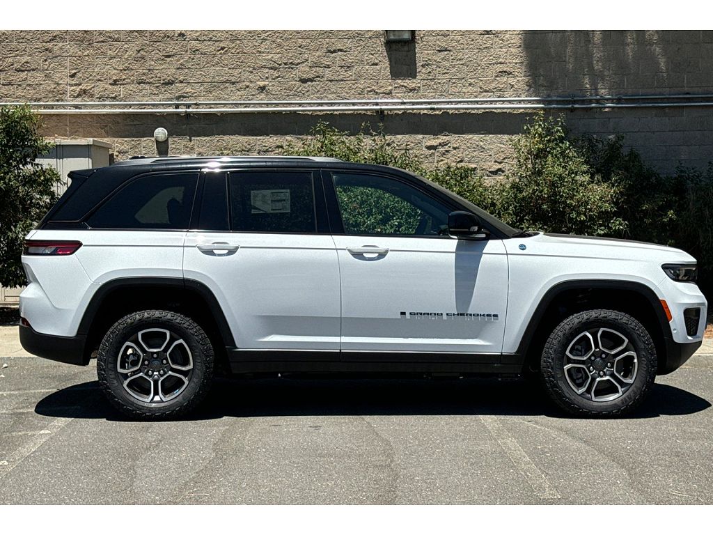 2023 Jeep Grand Cherokee Trailhawk CARB State Package