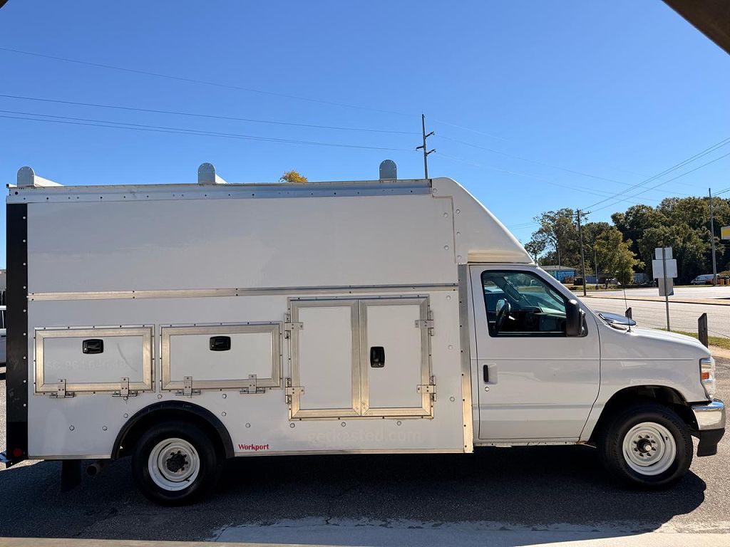 2022 Ford Econoline E-350