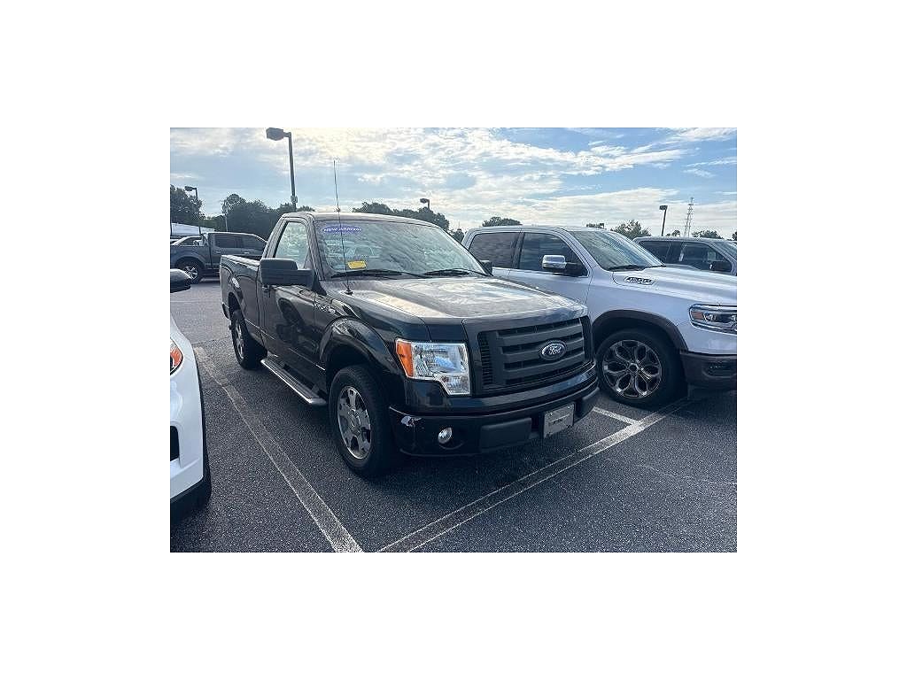 2010 Ford F-150 2WD Reg Cab 126" STX