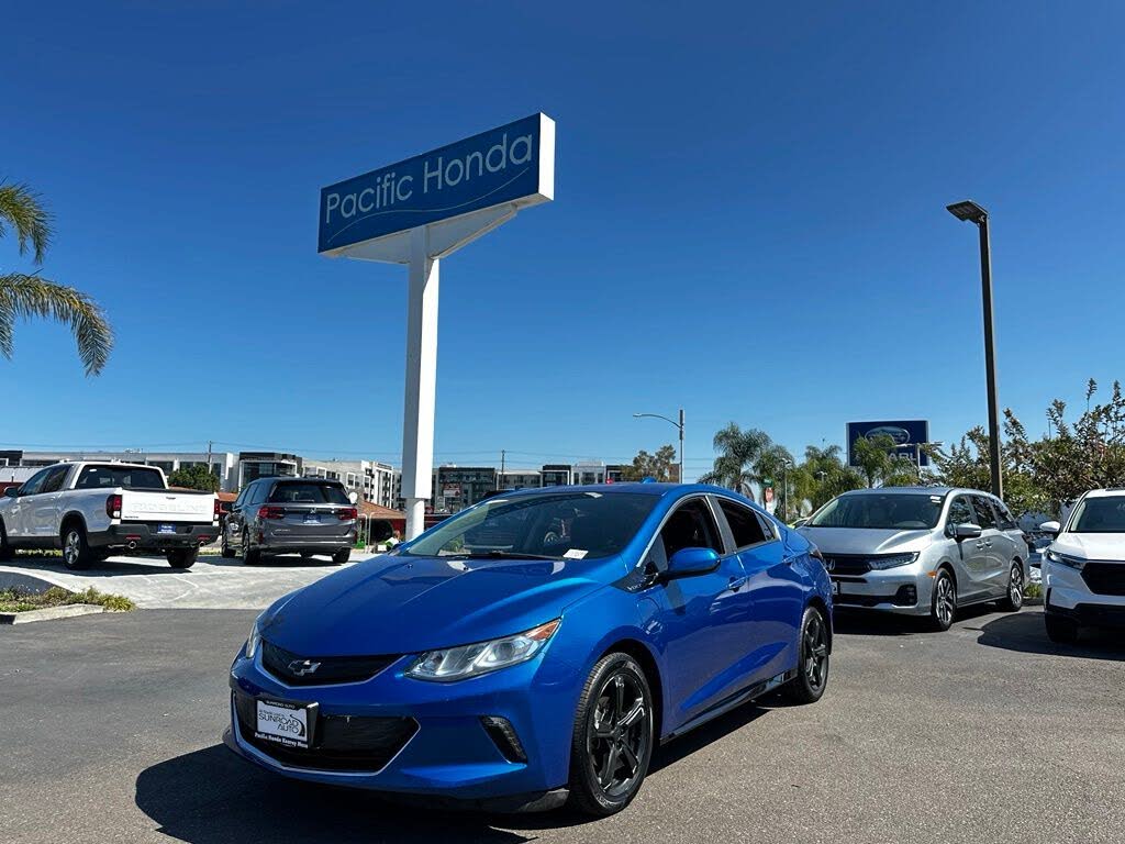 2016 Chevrolet Volt photo 2