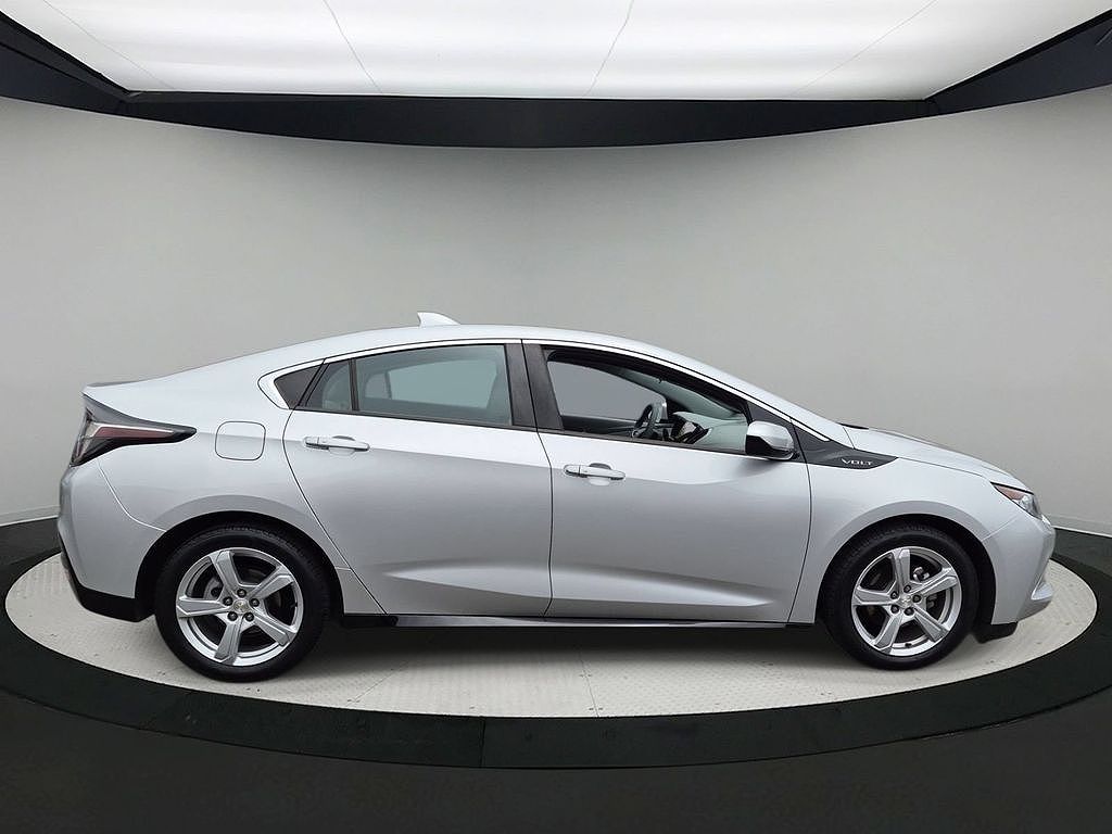 2018 Chevrolet Volt photo 2