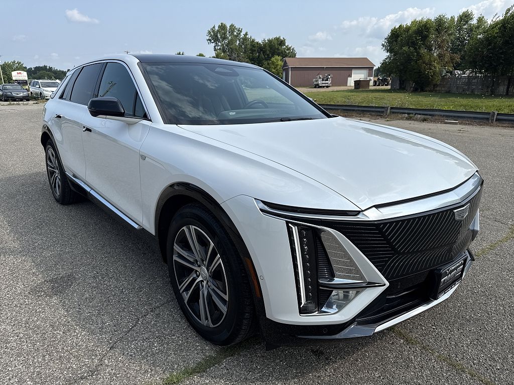 2024 Cadillac Lyriq Luxury 2