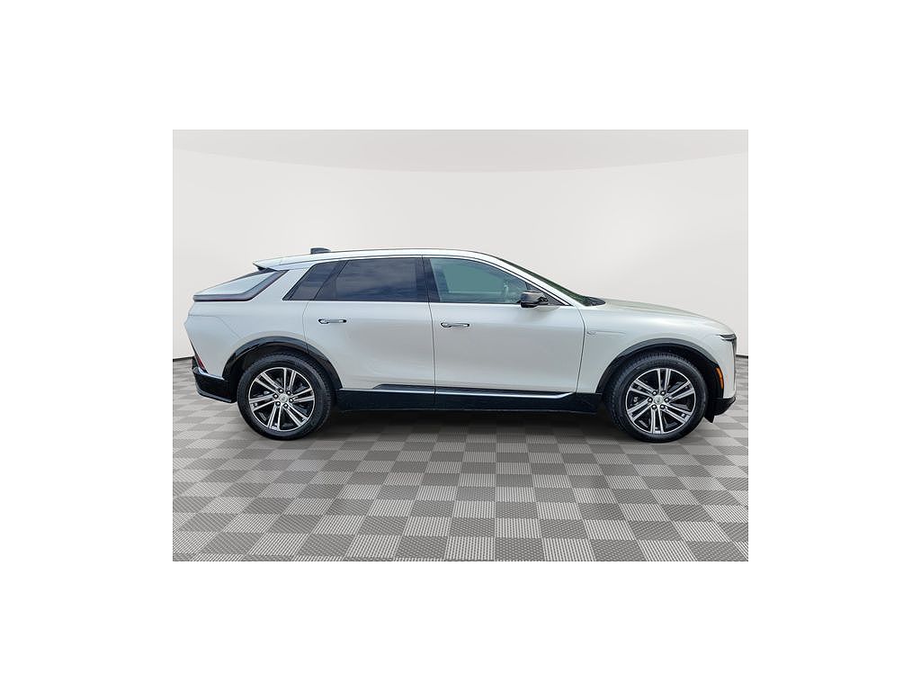 2024 Cadillac LYRIQ Luxury 2