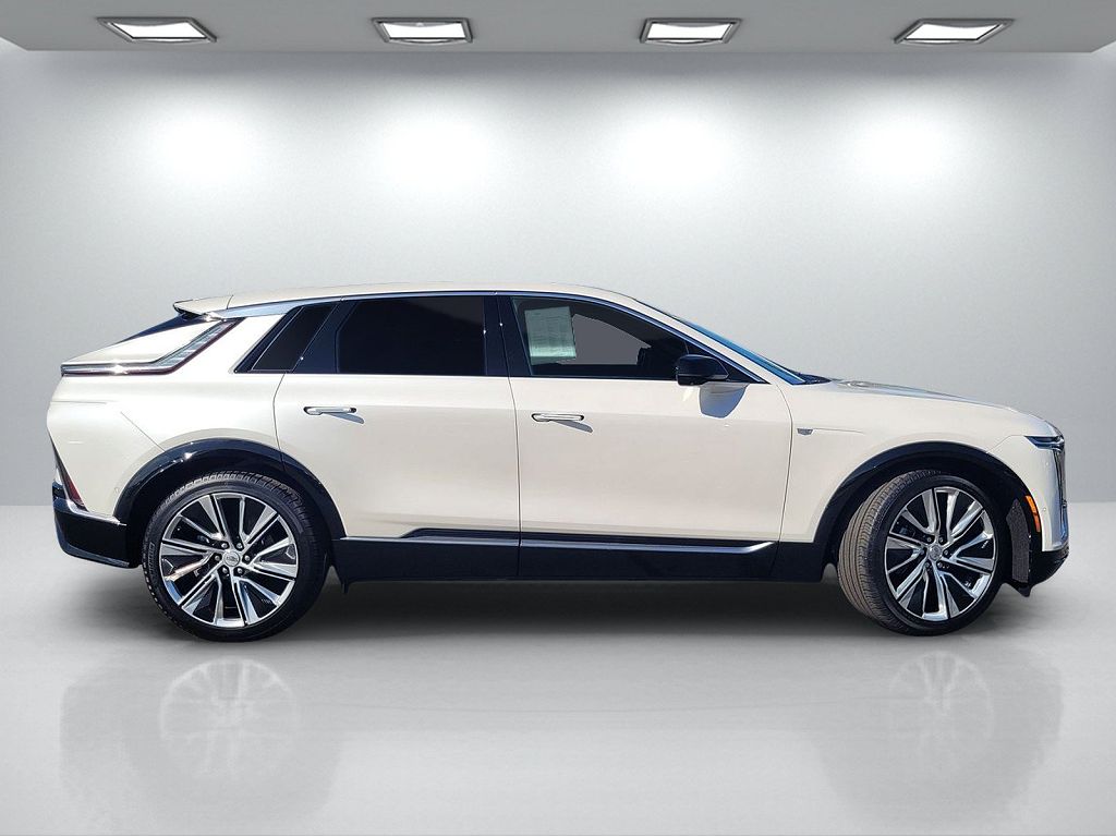 2025 Cadillac Lyriq Luxury 3