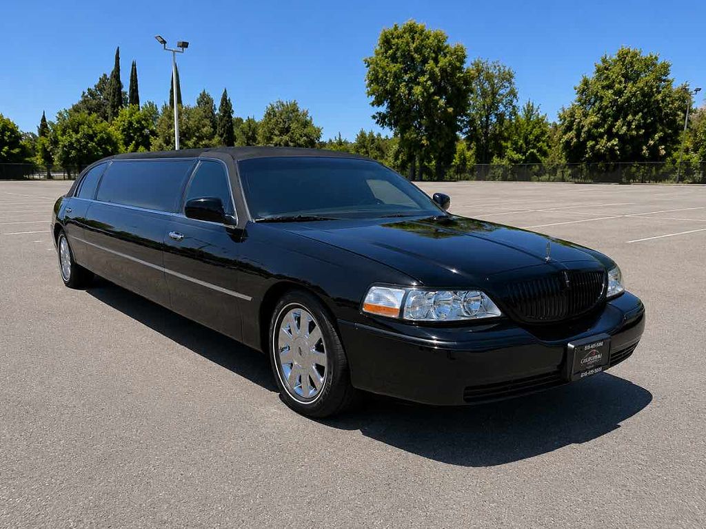 2005 Lincoln Town Car w/Limosine Builders Pkg
