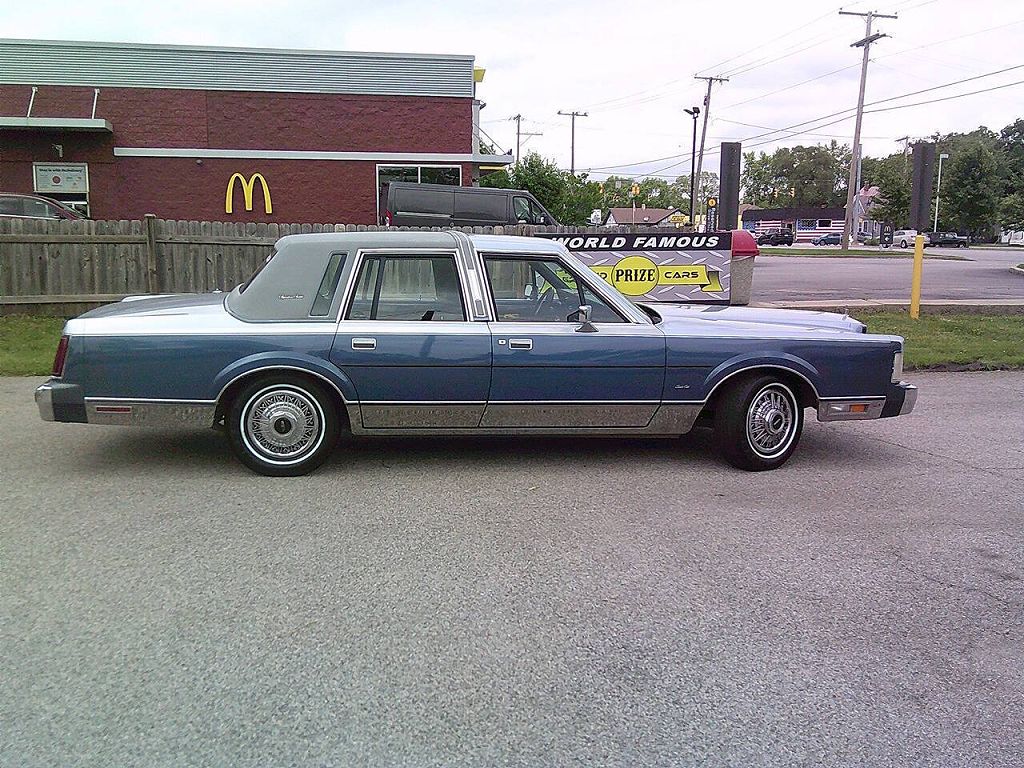 1987 Lincoln Town Car Signature