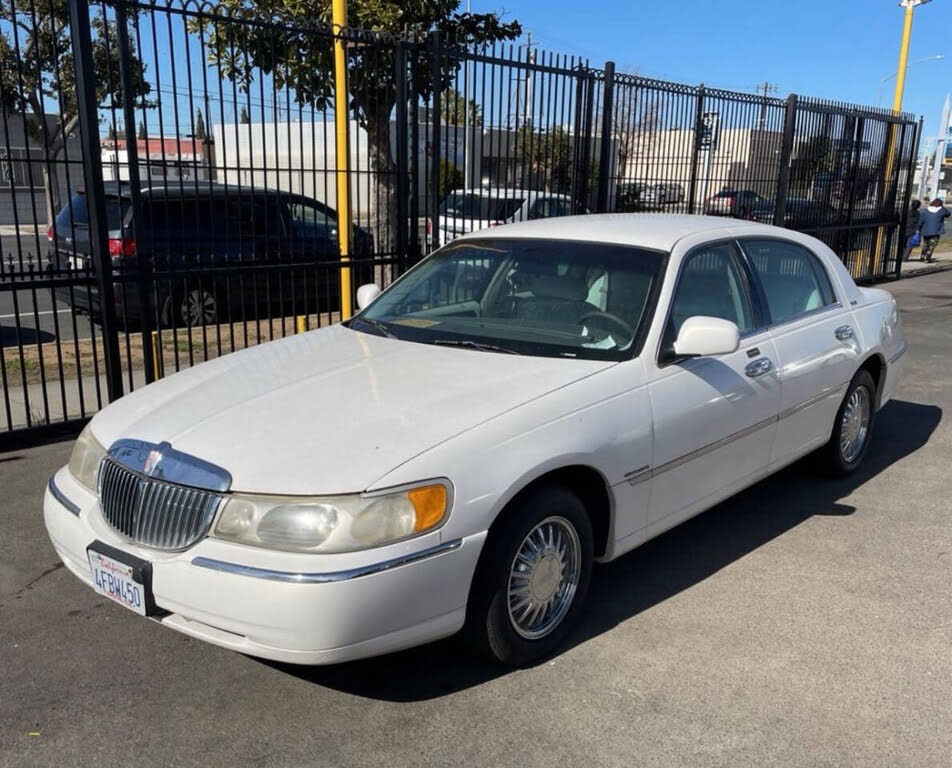 1999 Lincoln Town Car Executive
