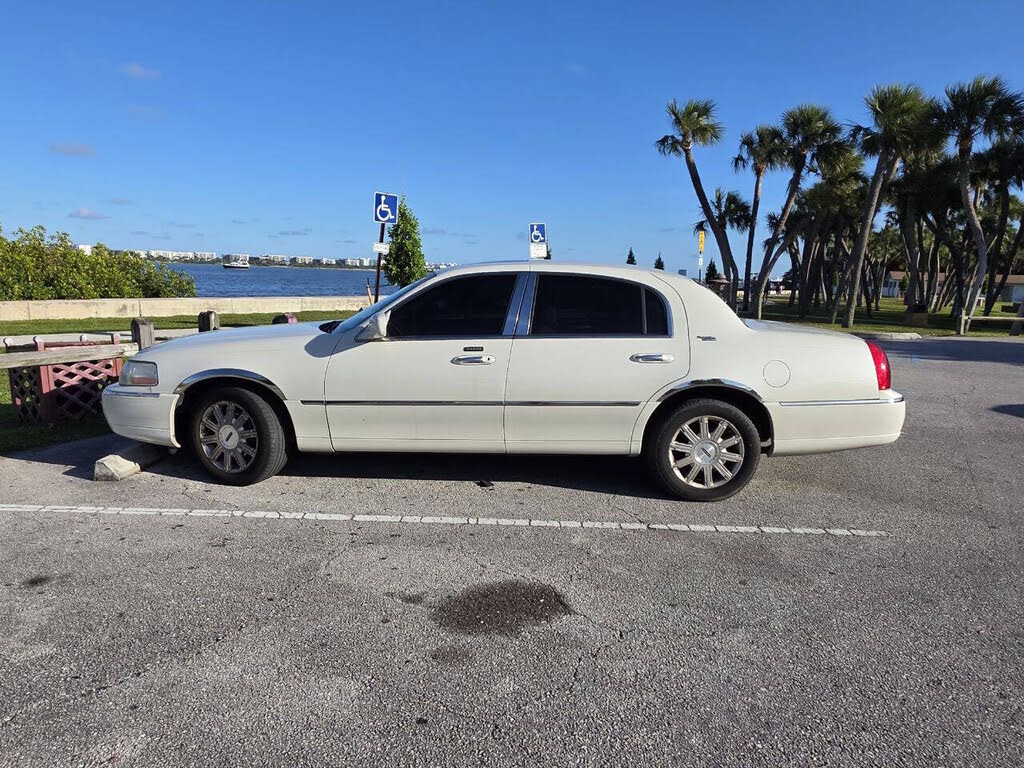 2006 Lincoln Town Car Signature Limited