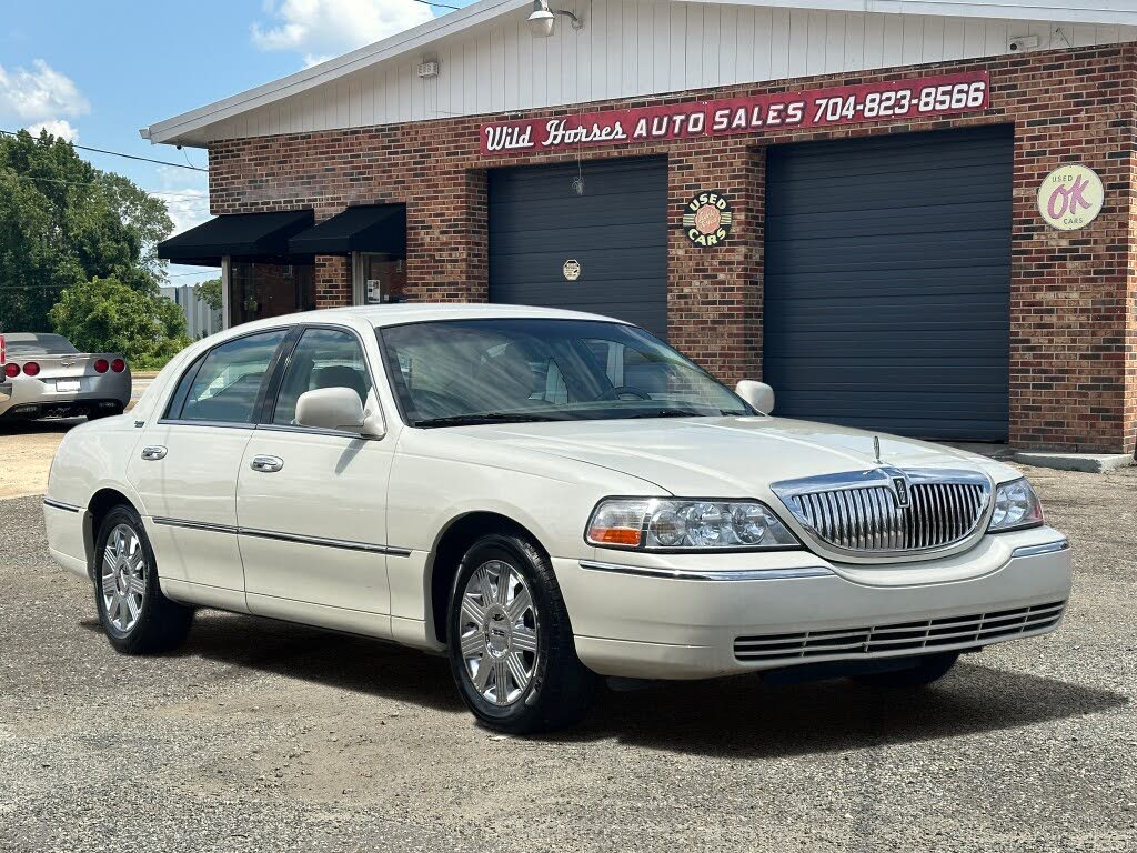 2005 Lincoln Town Car Signature Limited