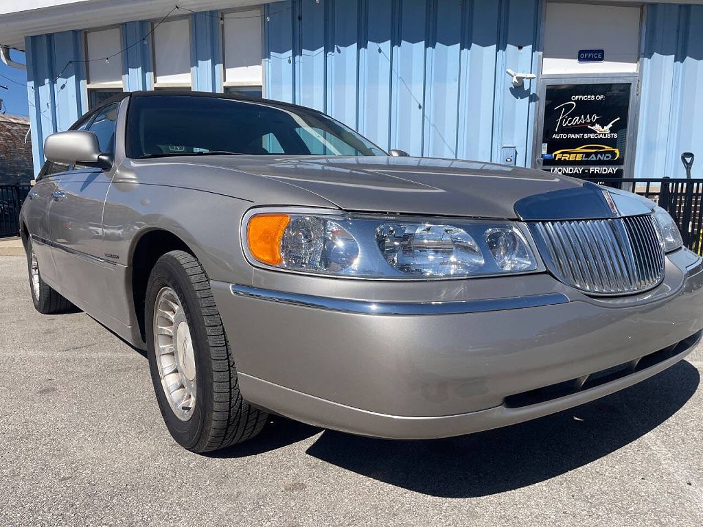 2002 Lincoln Town Car Premium Touring