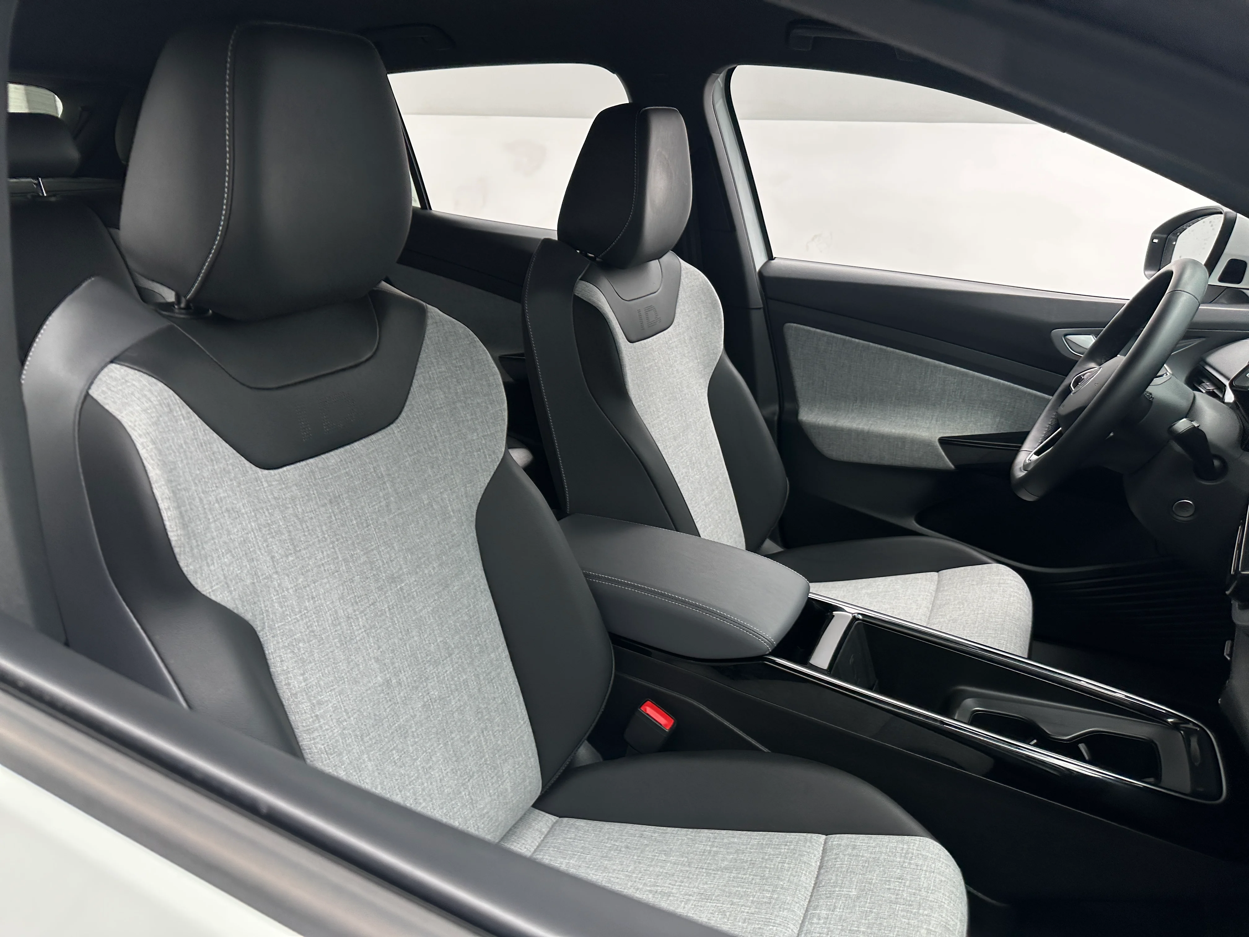 2024 Volkswagen ID.4 photo 2