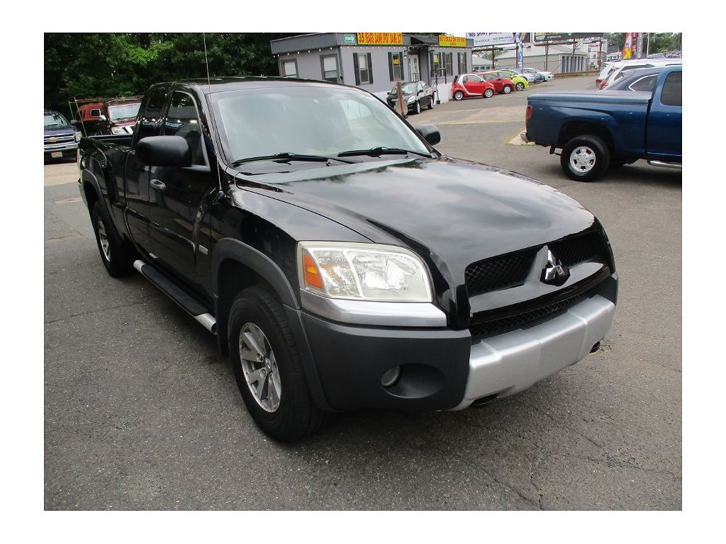 2006 Mitsubishi Raider Duro Cross V8
