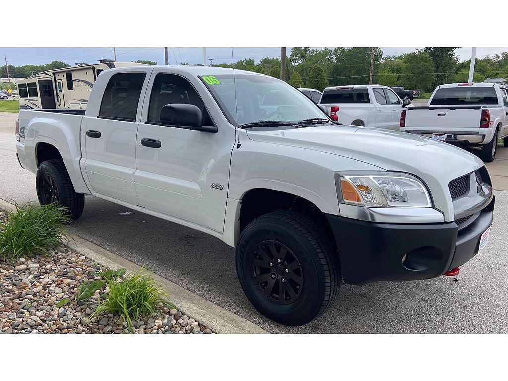 2006 Mitsubishi Raider Duro Cross V8