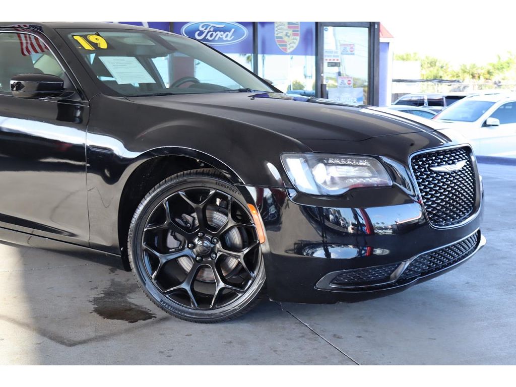 2019 Chrysler 300 Touring RWD