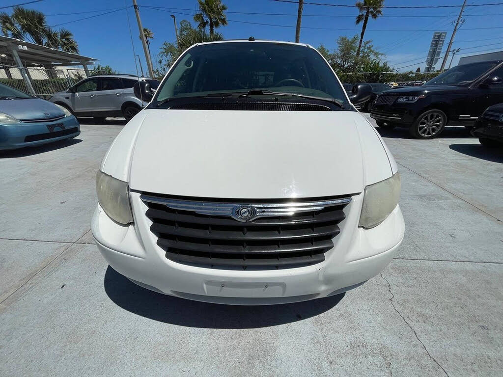 2005 Chrysler Town and Country LX