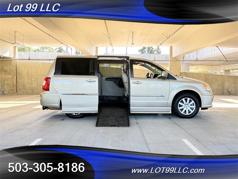 2013 Chrysler Town and Country Touring