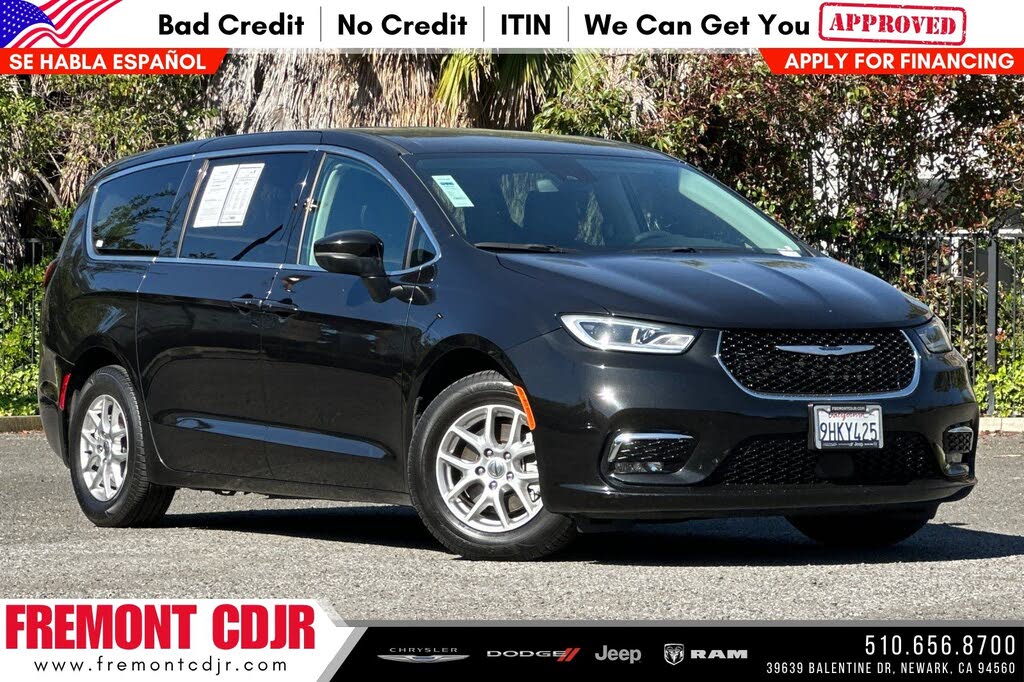 2023 Chrysler Pacifica Touring L listing photo