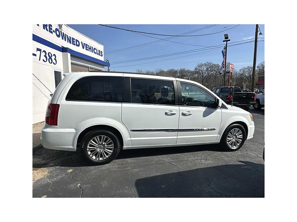 2016 Chrysler Town & Country Anniversary Edition