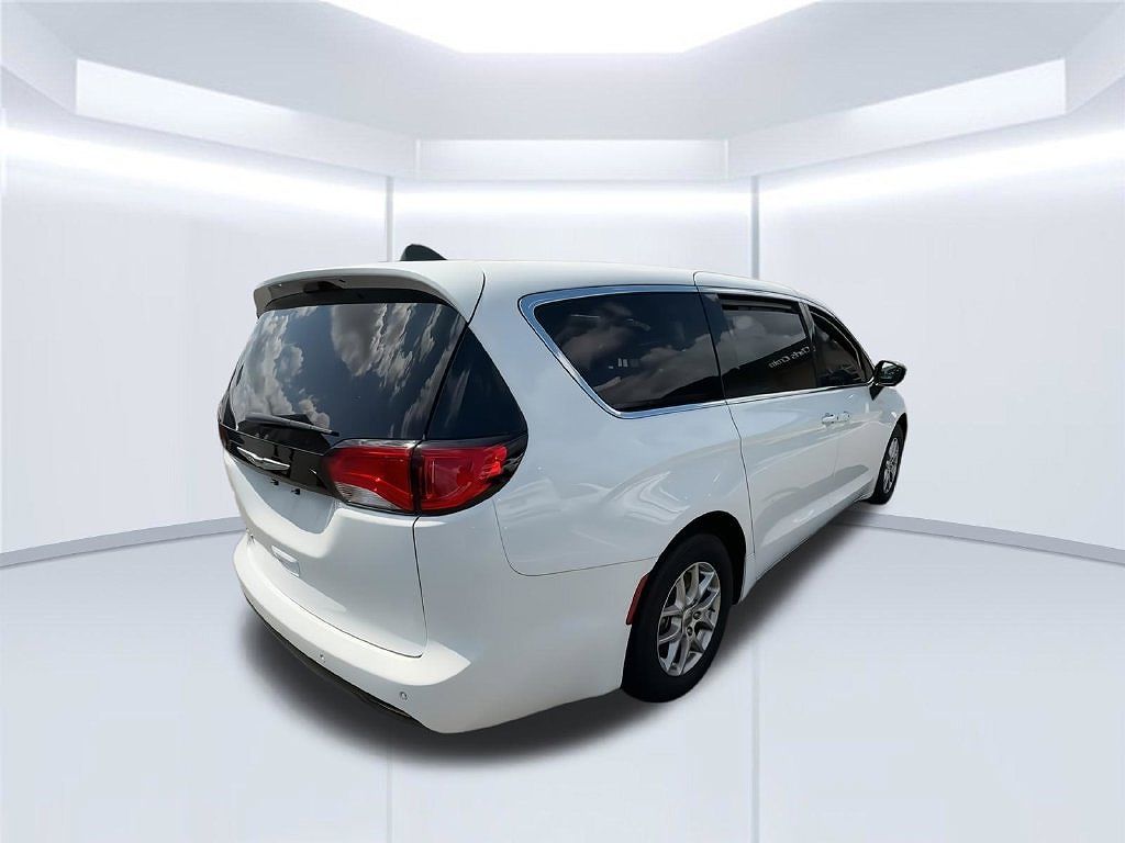 2025 Chrysler Voyager LX