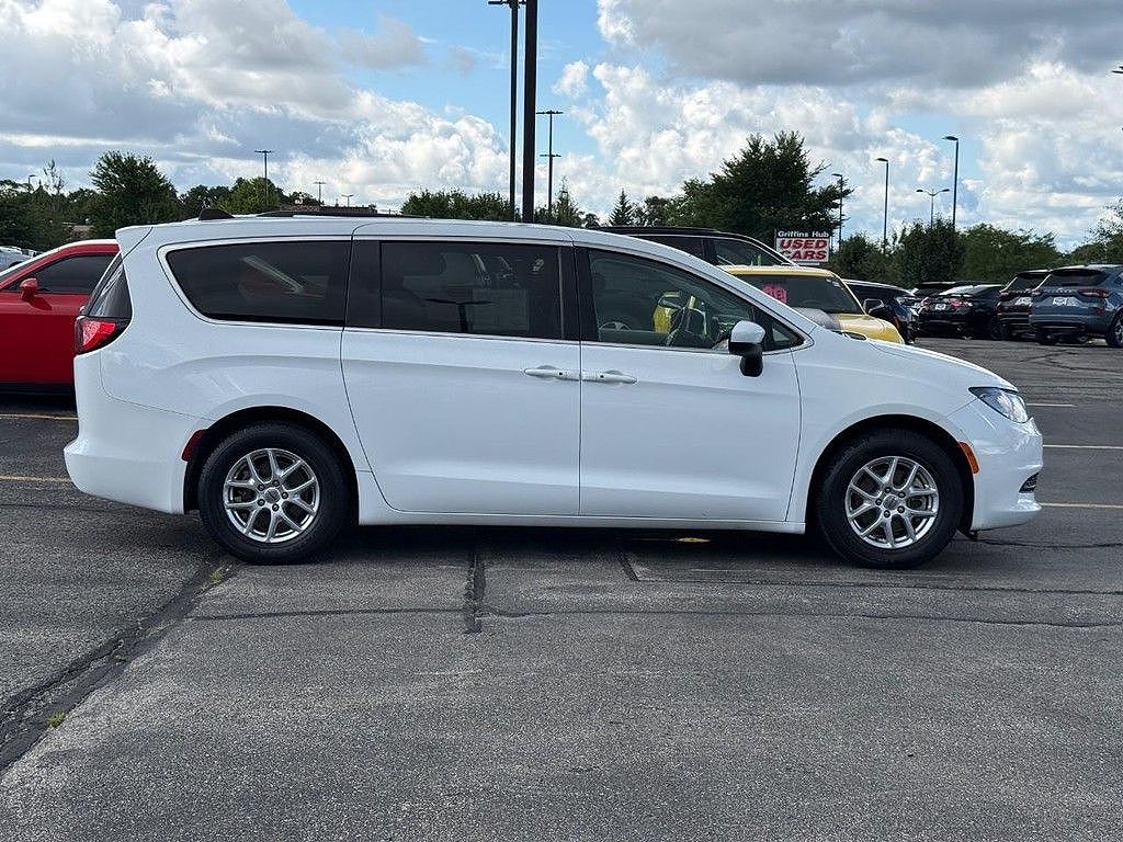 2023 Chrysler Voyager LX