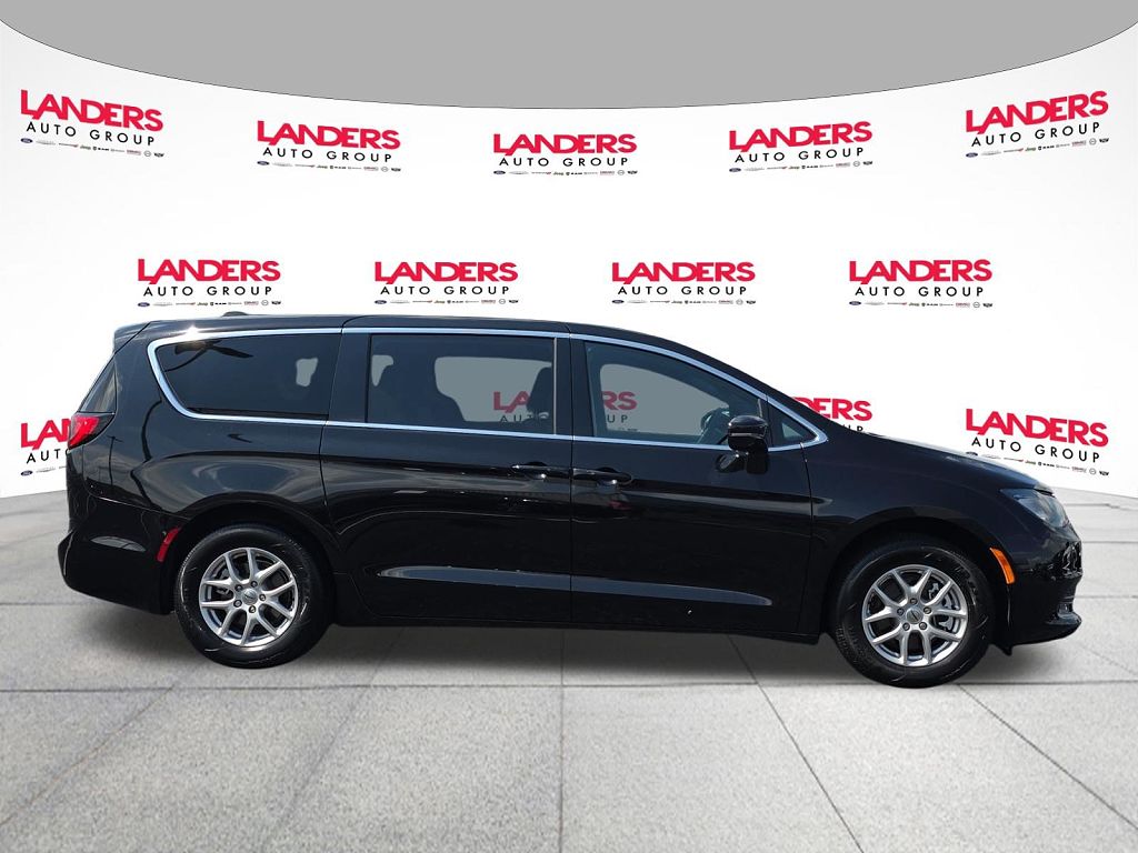 2025 Chrysler Voyager LX