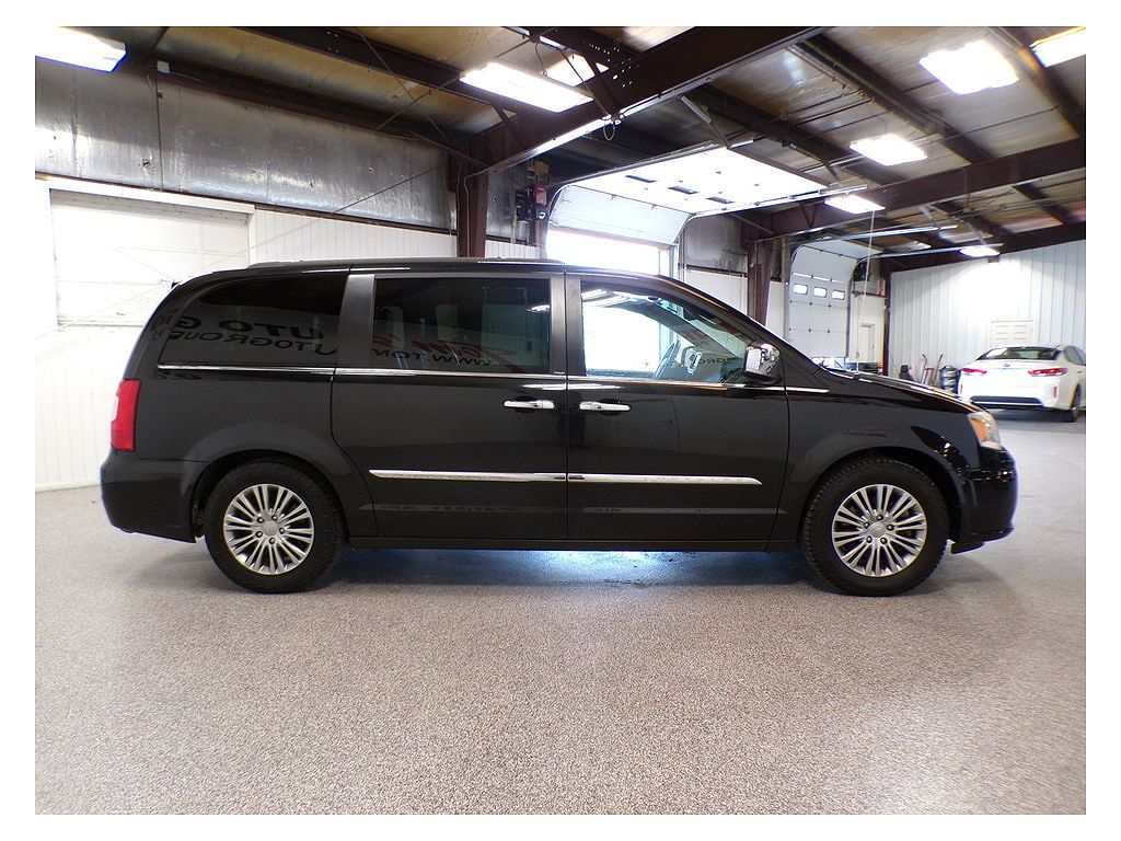 2014 Chrysler Town & Country Touring-L