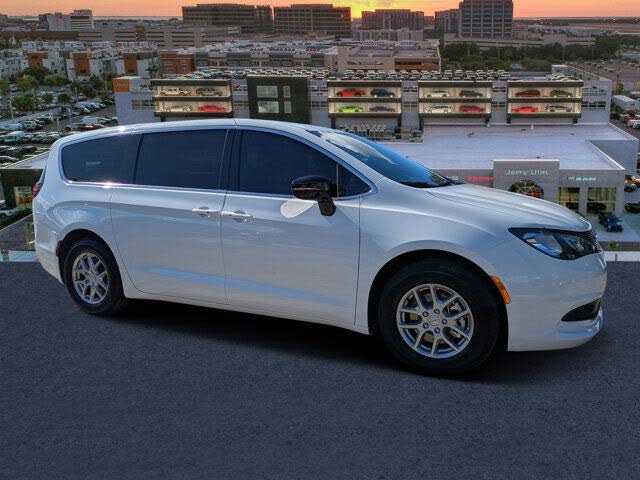 2026 Chrysler Voyager LX