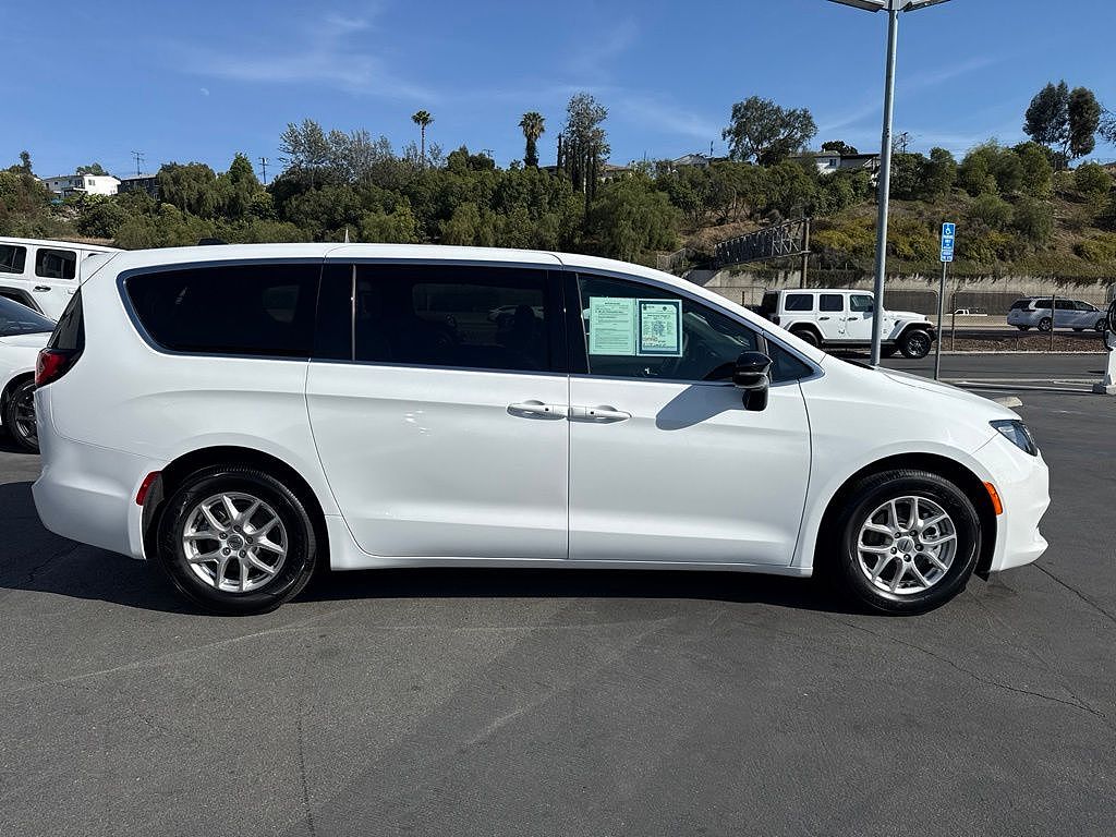 2025 Chrysler Voyager LX