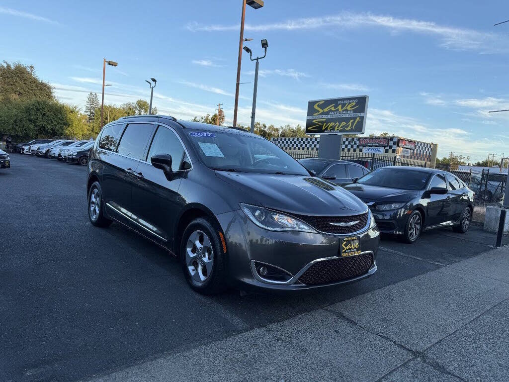 2017 Chrysler Pacifica Touring-L Plus