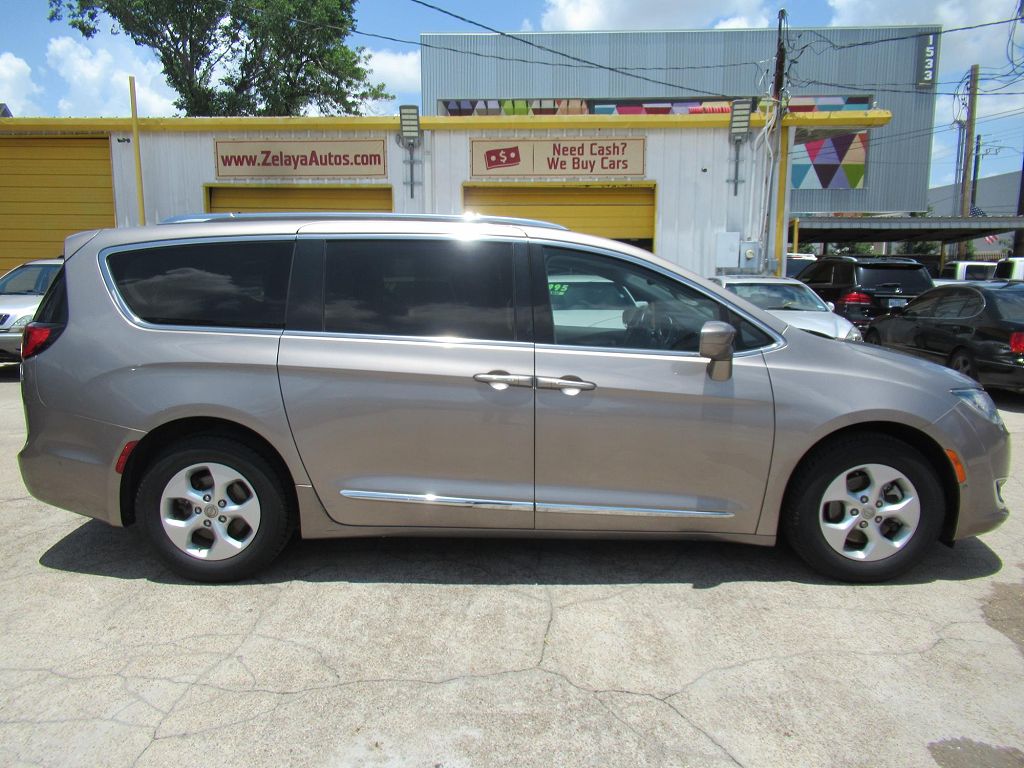 2017 Chrysler Pacifica Touring-L Plus