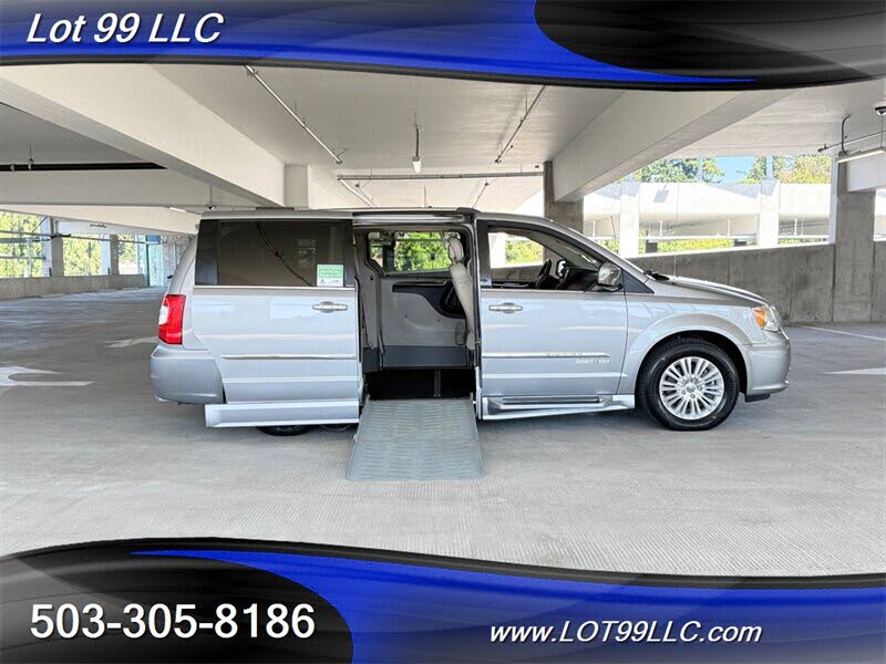 2013 Chrysler Town and Country Limited