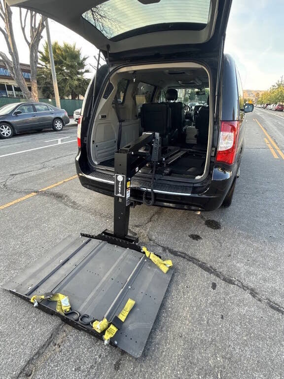 2016 Chrysler Town and Country Limited Platinum