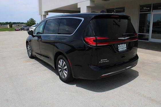 Vehicle Image 12 of 49 for 2022 Chrysler Pacifica