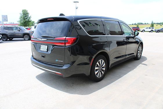 Vehicle Image 8 of 49 for 2022 Chrysler Pacifica