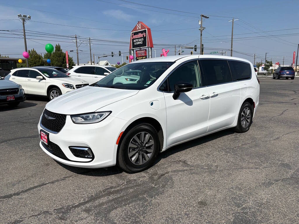 2024 Chrysler Pacifica Plug-In Hybrid Road Tripper PHEV