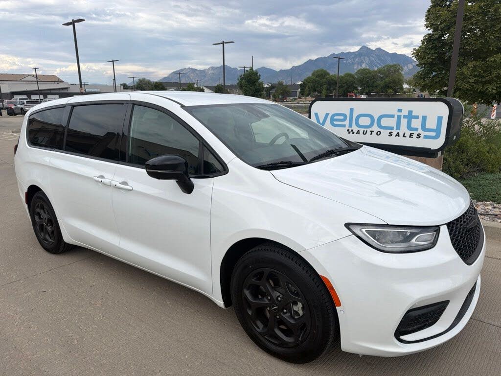 2024 Chrysler Pacifica Plug-In Hybrid Road Tripper PHEV