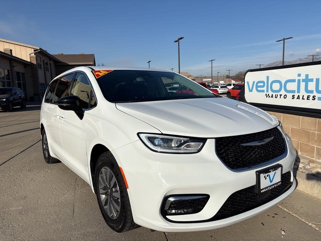2024 Chrysler Pacifica Plug-In Hybrid Road Tripper PHEV