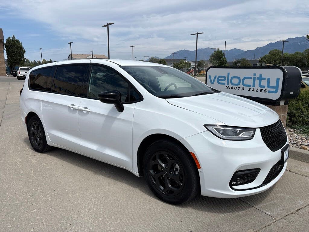 2024 Chrysler Pacifica Plug-In Hybrid Road Tripper PHEV