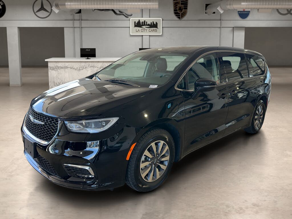 2024 Chrysler Pacifica Plug-In Hybrid Road Tripper PHEV