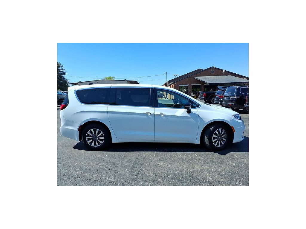 2024 Chrysler Pacifica Hybrid Select