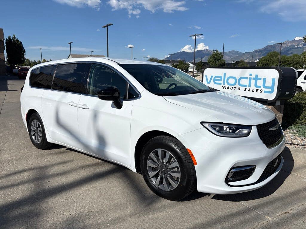 2024 Chrysler Pacifica Plug-In Hybrid Road Tripper PHEV
