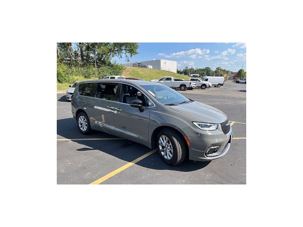 2025 Chrysler Pacifica Select
