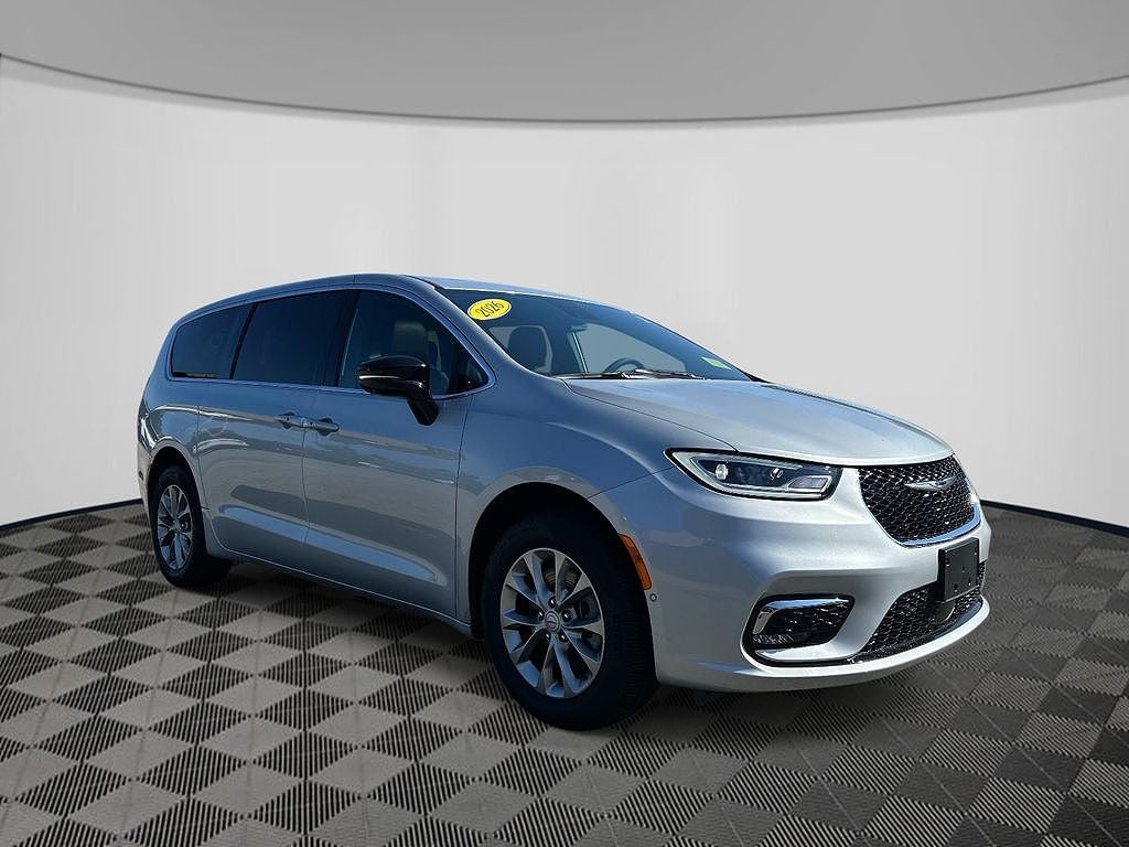 2026 Chrysler Pacifica Select