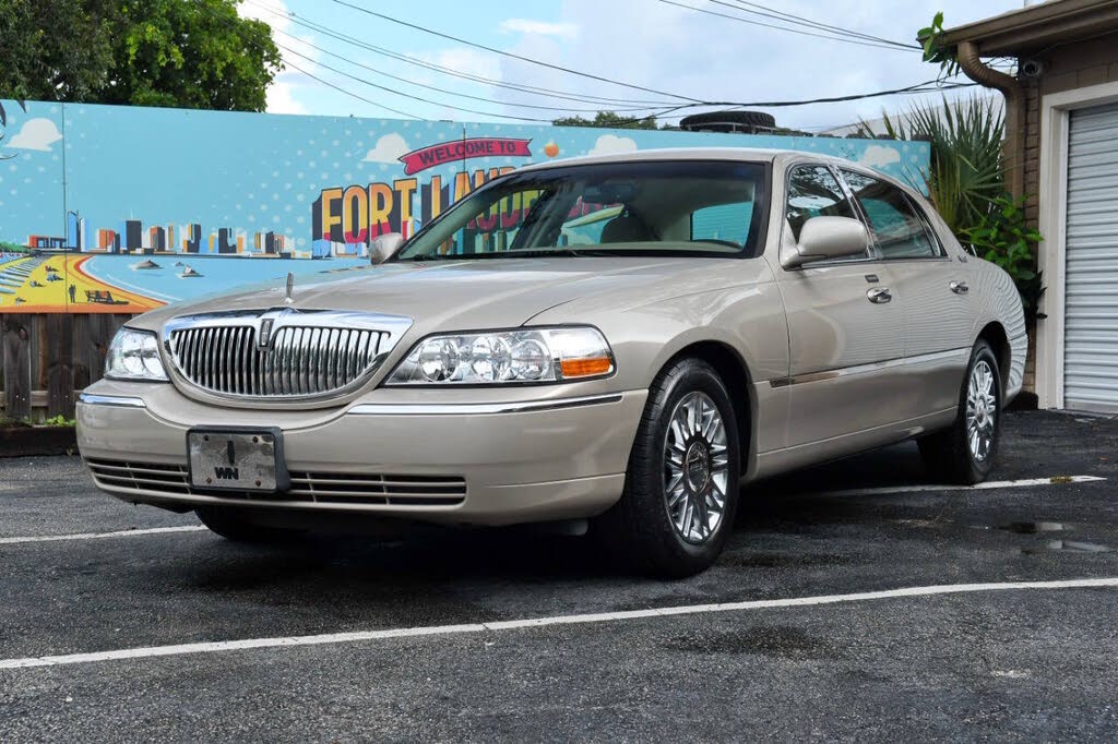 2010 Lincoln Town Car Signature Limited