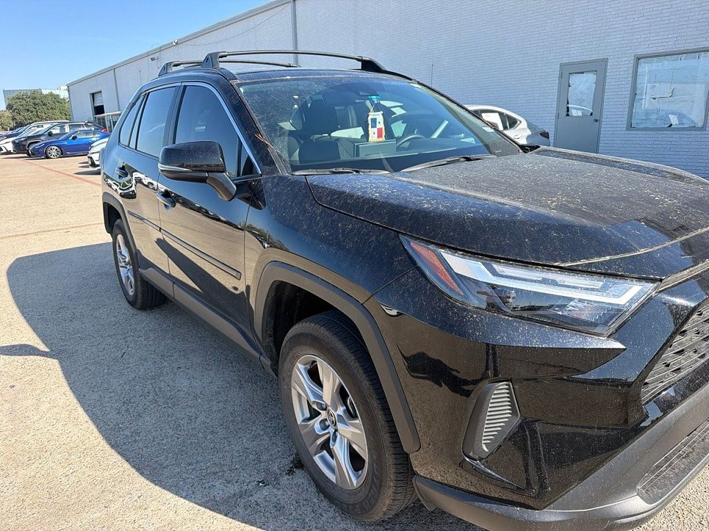 2025 Toyota RAV4 XLE w/17-in 5-Spoke Silver Aluminum Alloy Wheels