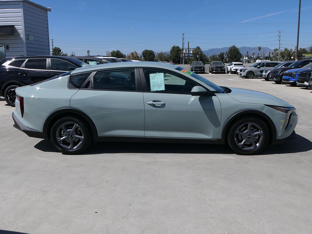 2025 Kia K4 LXS